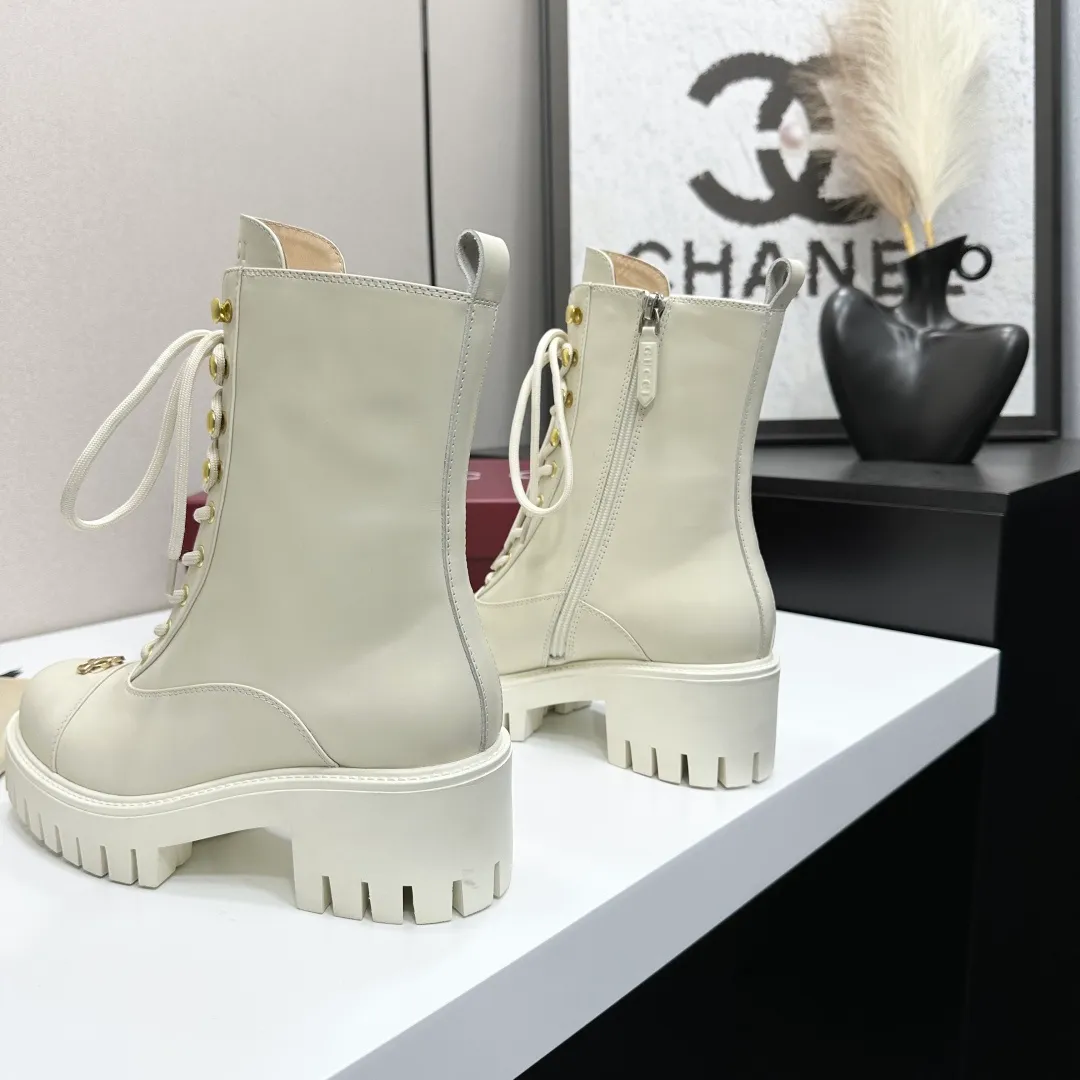 👟👟Ex-factory price 840👟👟 Highest version 2025 Gucci autumn and winter latest GUCCI mid-heel grooved thick-soled horsebit ankle Chelsea boots 🆙Purchase level high-end boutique goods🆙 This short boots is ingenious and combines the fashionable elements of boots and moccasins, with lightweight foam rubber groove soles , archive patterns continue to shine in Gucci’s new series, and the classic horsebit-shaped accessories highlight the brand’s equestrian heritage. It doubles the charm of the entire design and injects exquisite sophistication into daily shoes 😘 Fabric: Imported calfskin + embossed craftsmanship Inner/foot pads: Shuiqi cowhide Outsole: 1:1 mold rubber foam high toughness 4.5 cm thick sole Absolutely not heavy or rigid, nor will it collapse All materials and processes are consistent with the Y version Size: 35-42 standard code 404142 customized Heel height: 4.5CM Forefoot 2.5 cm Packaging: High-end packaging at the counter